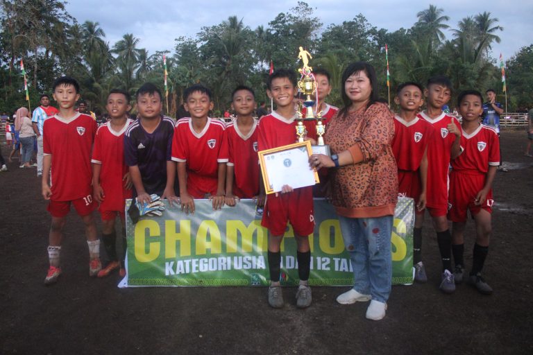 Penyerahan Hadiah Juara 1 Kategori Usia 12 Tahun