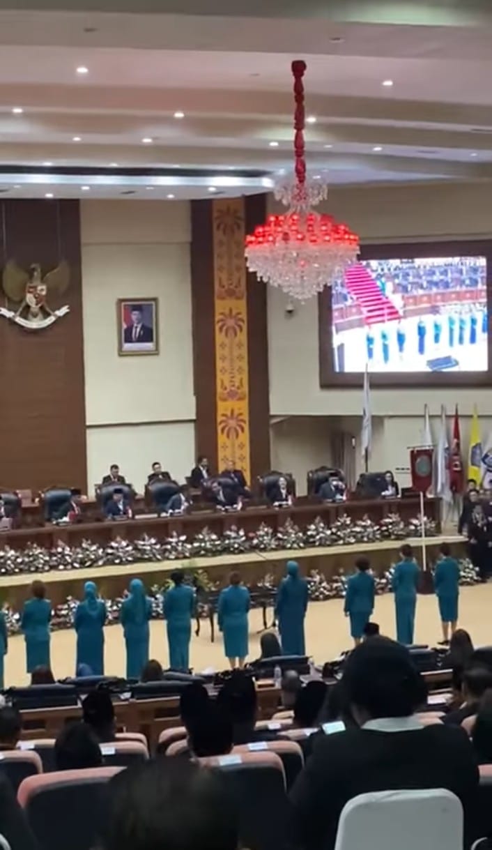 Er erkakning olatini eshagida yaxshi koradi watch online Busty lezbiyen qiz dostlari