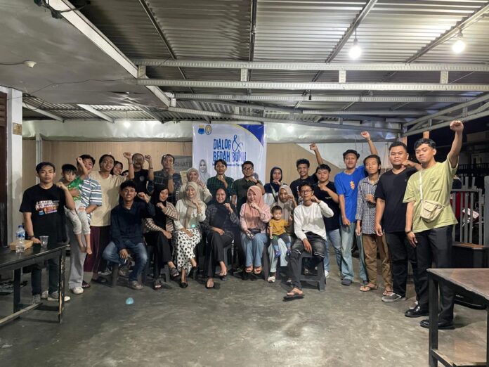 (foto istimewa: situasi dialog dan bedah buku dirangkaikan dengan buka puasa bersama PMII Cabang Manado)