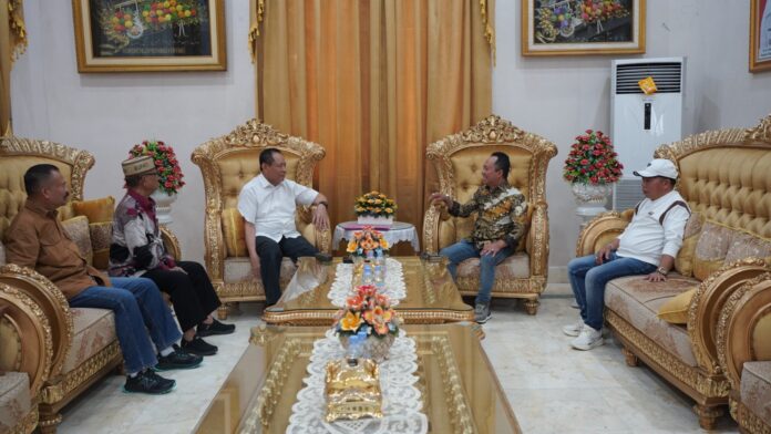 Pengusaha Muda, Revan Saputra Bangsawan Silatuhrami dengan Mantan Gubernur Gorontalo Gusnar Ismail bersama Bupati Ismet Mile dan Ketua Dewan Thomas Mopilii