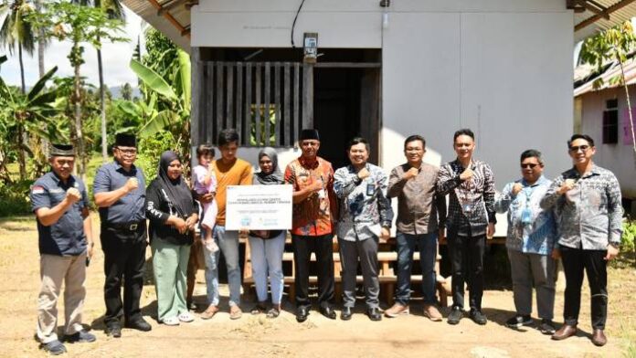 Bupati-Boltim-Dampingi-PLN-Nyalakan-Listrik-Gratis-untuk-Warga-Tak-Mampu (1)
