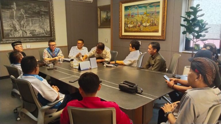 Pengusaha Cilacap Benny Santosa Halim Terima Penghargaan PPWI Awards