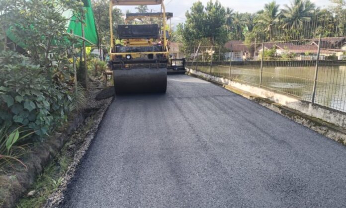 Jalan Lorong Moyogang di Desa Kosio Induk, Kecamatan Dumoga Tengah, kini mulus setelah dilakukan pengaspalan hotmix oleh Pemerintah Kabupaten Bolmong. (Ft. Diskominfo/ Dayat).