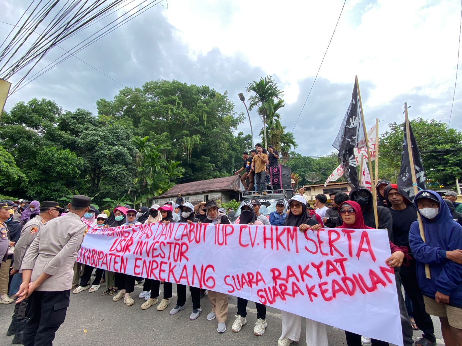 dokumtasi ponolakan Warga terhadaf Pertambangan Emas Di Kabupaten Enrekang 
